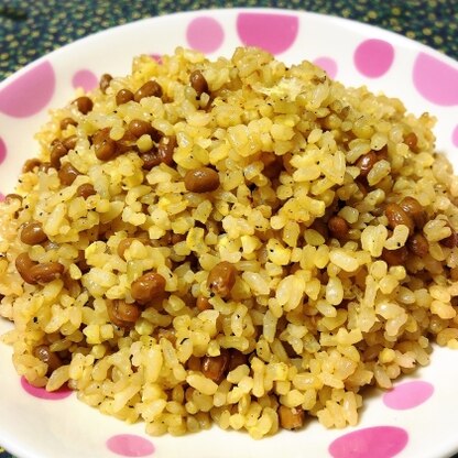 はぁぽじさんレシピ「浸水なし！玄米の炊き方」で炊いた玄米ご飯で作りました。本当にすごくパラパラになりました。味付けシンプル作り方簡単でとても美味しかったです。
